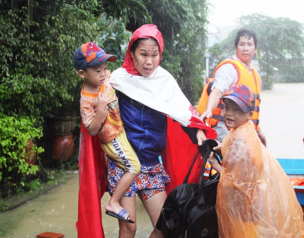 Hơn 2.000 hộ gia đình ở Bình Định phải sơ tán đi tránh lũ