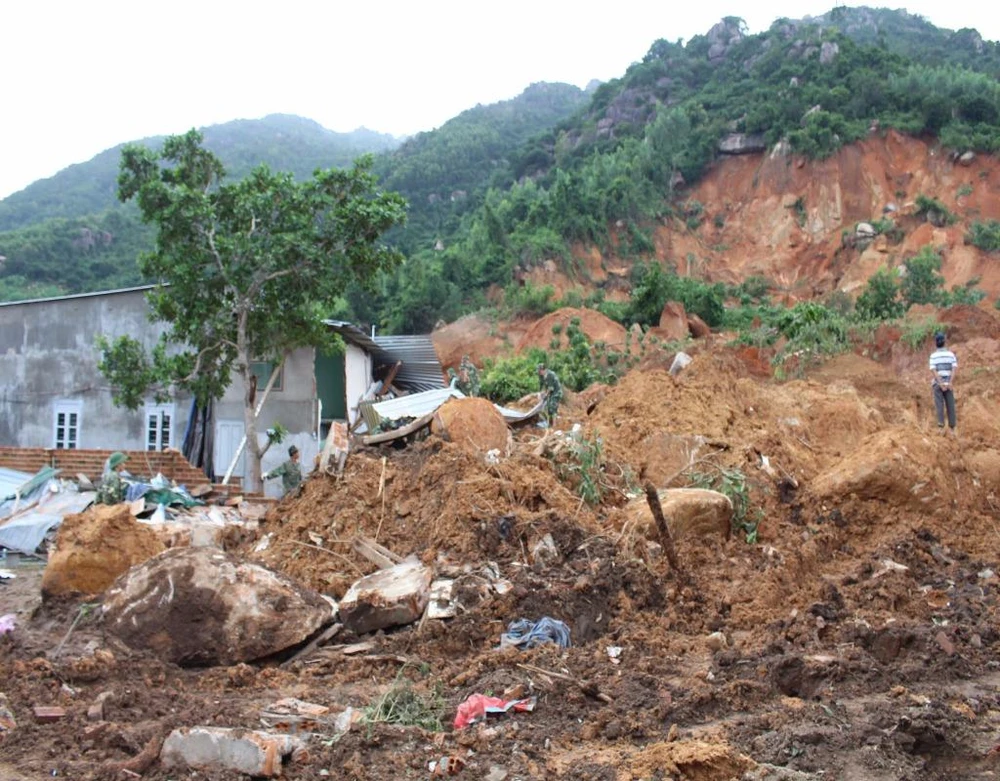 Phải mất ít nhất một tuần mới có thể san dọn hết khối lượng đất đá khổng lồ từ trên núi tràn xuống