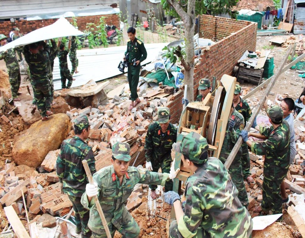 Hầu hết tài sản của người dân bị vỡ nát dưới lớp đất đá 