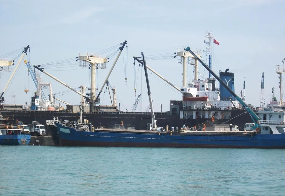 Đấu giá 21 container thuốc lá ngoại hàng chục tỉ đồng? ảnh 1