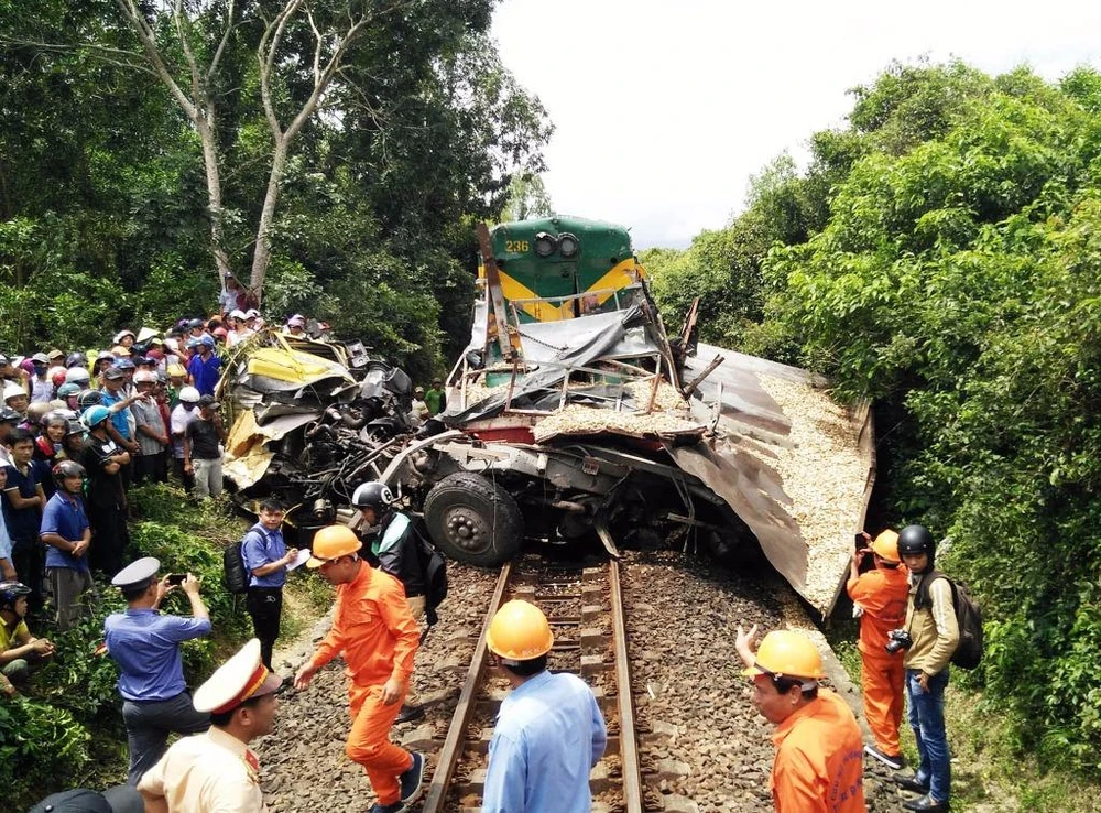 Khởi tố nhân viên đường sắt không đóng gác chắn ảnh 1
