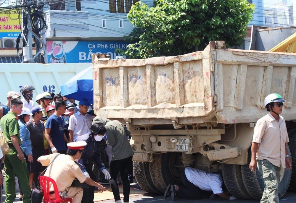 Xe ben kéo lê người chạy xe ôm vào gầm ảnh 1