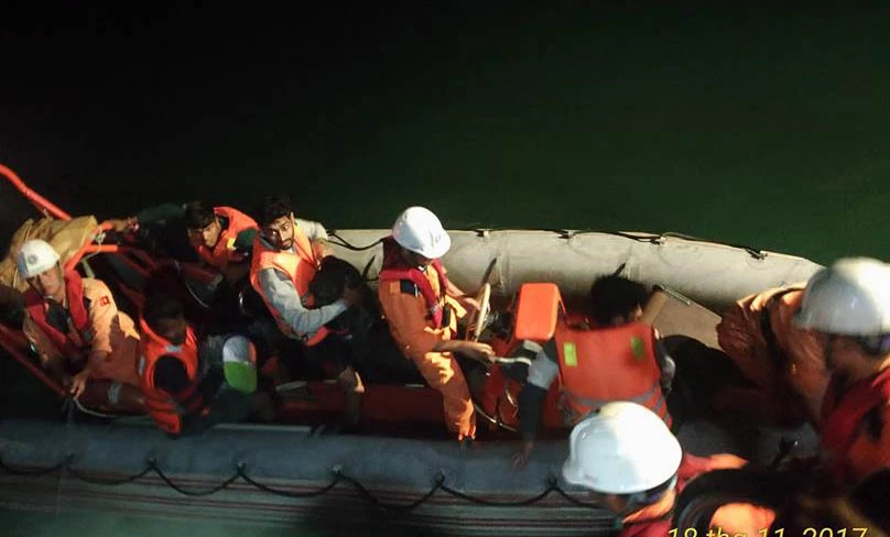 Cứu 8 thuyền viên bị nạn trên vùng biển Quy Nhơn ảnh 1