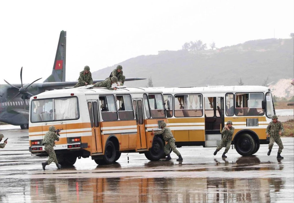 Gần 1.000 người diễn tập chống khủng bố tại Cam Ranh ảnh 2