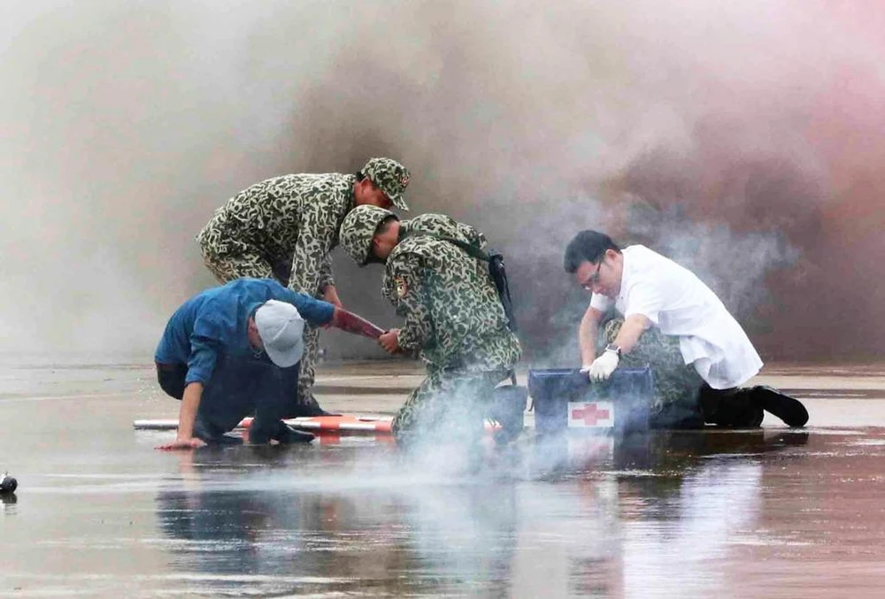 Gần 1.000 người diễn tập chống khủng bố tại Cam Ranh ảnh 5