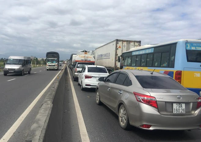 BOT Ninh An lại xả trạm vì tài xế đậu xe giữa làn ảnh 1