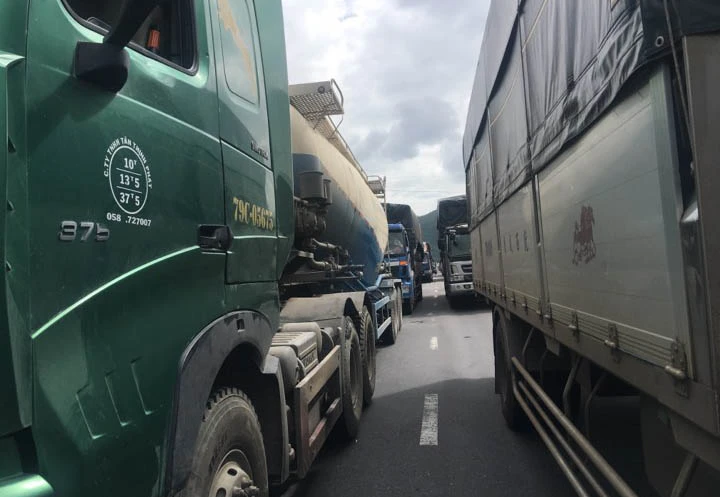 BOT Ninh An lại xả trạm vì tài xế đậu xe giữa làn ảnh 2