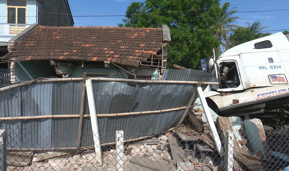 Xe container đâm sập căn nhà có 3 người đang ngủ ảnh 4