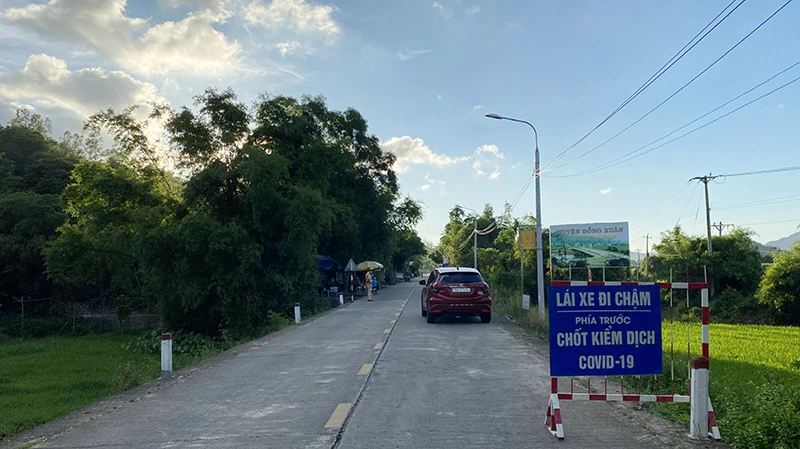 1 nhân viên y tế mắc COVID-19 sau khi tham gia truy vết F1 ở Phú Yên ảnh 2