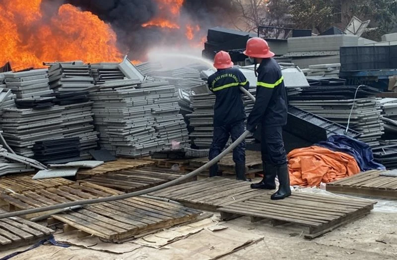 Lực lượng chữa cháy nỗ lực dập lửa. Ảnh: THANH THẮNG