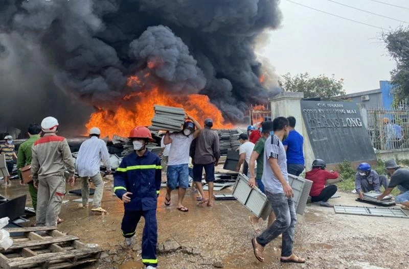 Lực lượng chữa cháy nỗ lực dập lửa. Ảnh: THANH THẮNG