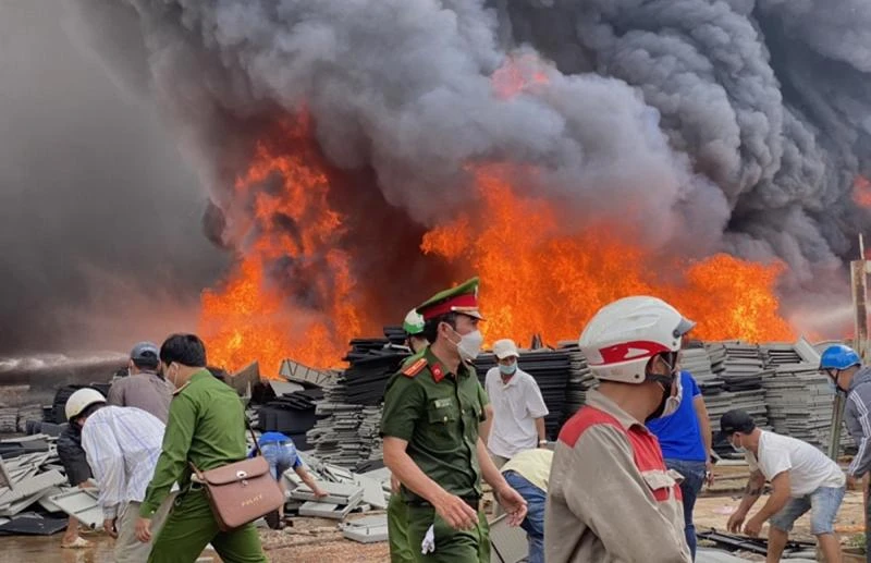 Lực lượng chữa cháy nỗ lực dập lửa. Ảnh: THANH THẮNG