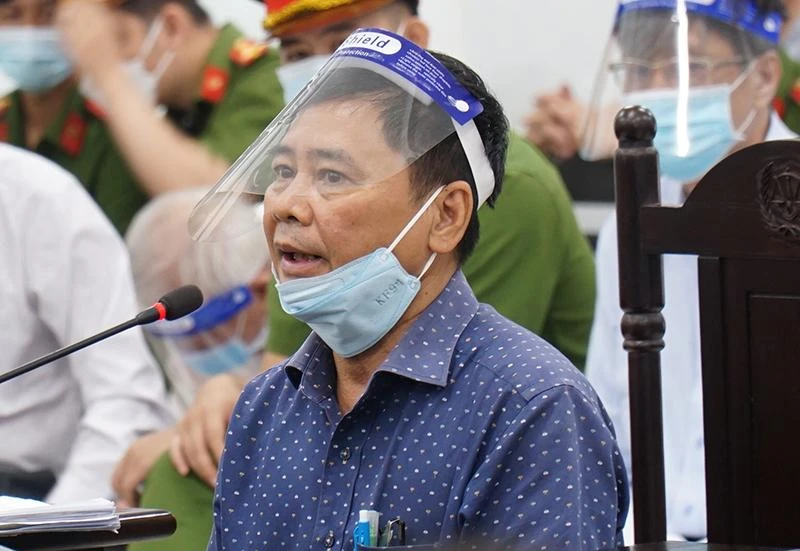 Bị cáo Trần Văn Hùng, cựu Chi cục trưởng Chi cục Quản lý đất đai-Sở TN&amp;MT, bị phạt hai năm sáu tháng tù. Ảnh: LÊ HIỀN