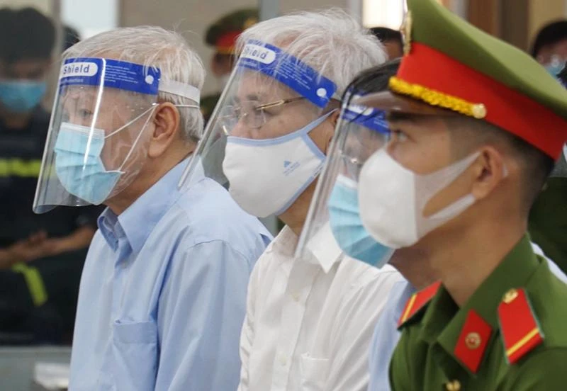 Các bị cáo nghe tòa tuyên án. Ảnh: HUỲNH HẢI