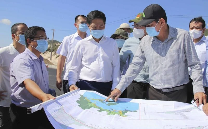 Ông Trần Tuấn Anh (giữa ảnh), Ủy viên Bộ Chính trị, Trưởng Ban Kinh tế Trung ương thị sát KKT Vân Phong. Ảnh: CTV Ông Trần Tuấn Anh (giữa ảnh), Ủy viên Bộ Chính trị, Trưởng Ban Kinh tế Trung ương thị sát KKT Vân Phong. Ảnh: CTV