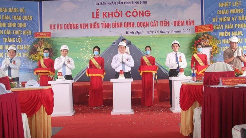 Nghi thức khởi công đường ven biển Bình Định. Ảnh: QĐ