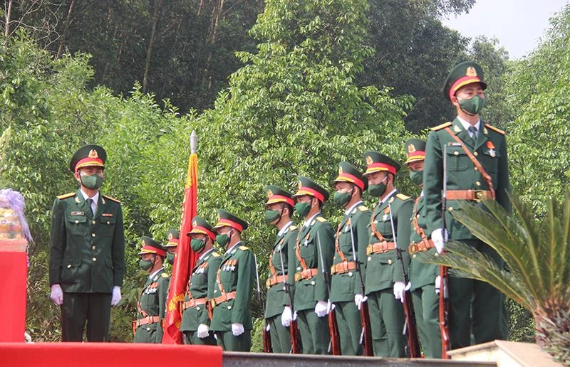 Lễ truy điệu các liệt sĩ Dâng hương tưởng niệm các liệt sĩ. Đồng đội tưởng niệm các liệt sĩ. An táng các liệt sĩ. Các liệt sĩ về với đất mẹ