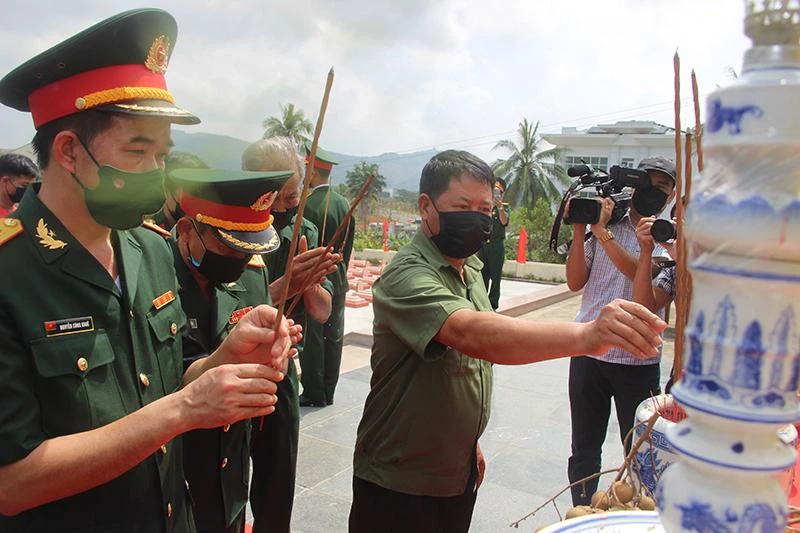 Dâng hương tưởng niệm các liệt sĩ. Đồng đội tưởng niệm các liệt sĩ. An táng các liệt sĩ. Các liệt sĩ về với đất mẹ