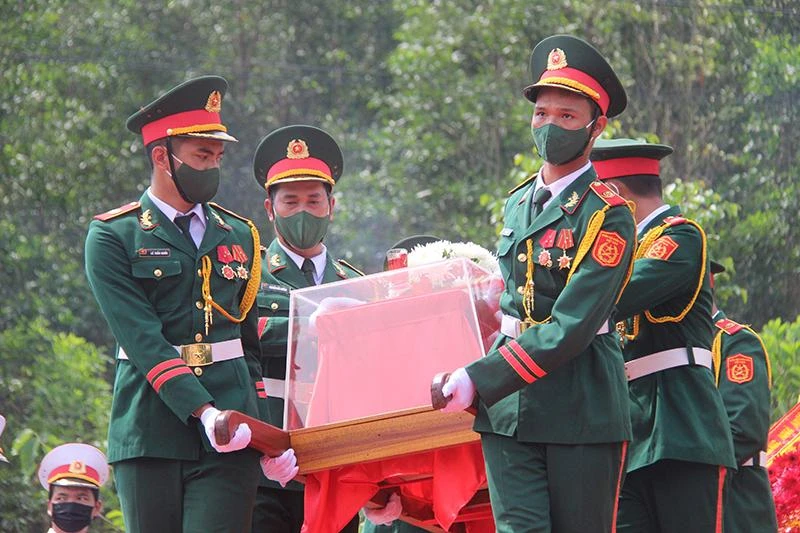 An táng các liệt sĩ. Các liệt sĩ về với đất mẹ