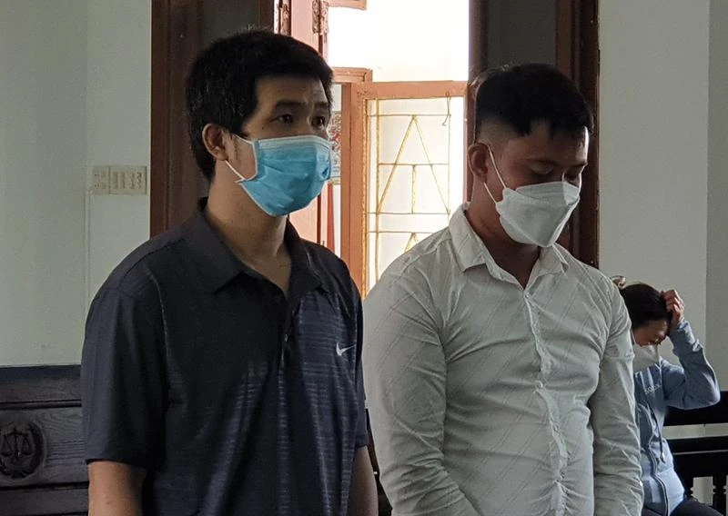 Bị cáo Phạm Sơn Thương (trái) và bị cáo Lê Lợi nghe tòa tuyên án. Ảnh: HÒA HIỆP