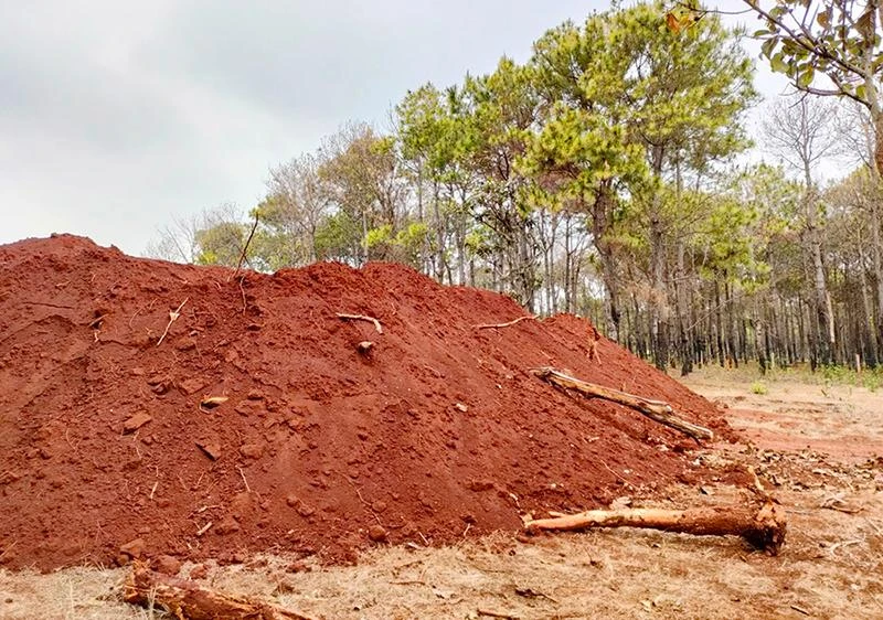 Bãi thải đất trái phép tại dự án sân golf Đắk Đoa. Ảnh: LK