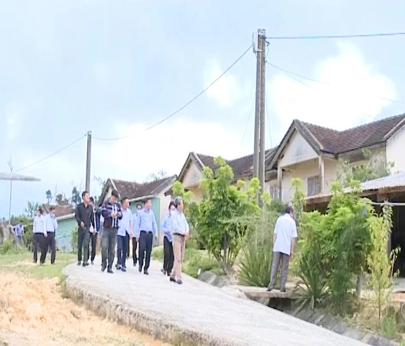 Đoàn công tác kiểm tra thực tế tác động của động đất đến nhà dân tại xã Đắk Tăng, huyện Kon Plông. Ảnh: LK