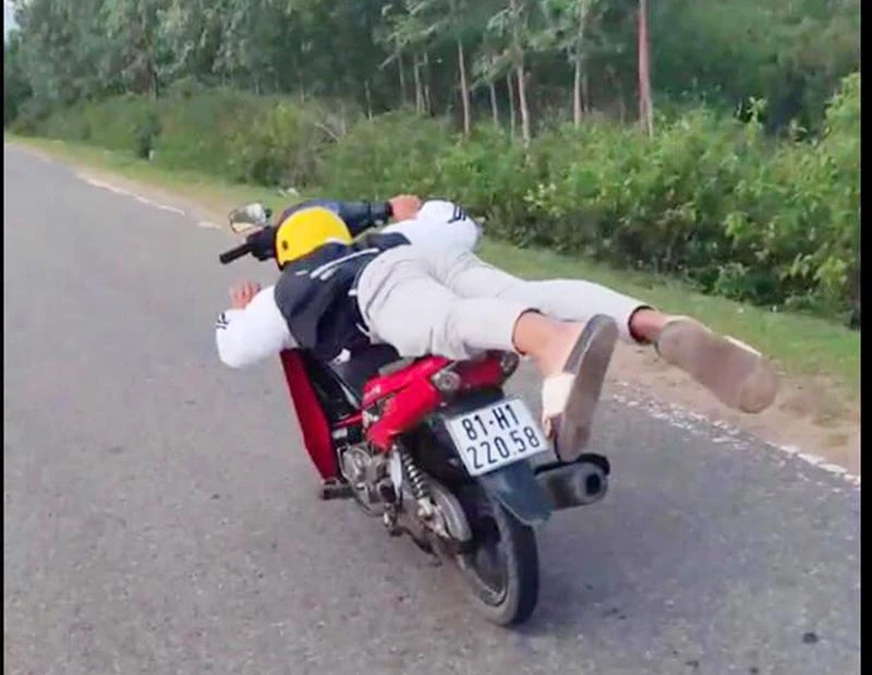 PQH nằm trên xe chạy với tốc độ cao dể quay clip đăng lên mạng. Ảnh cắt từ clip