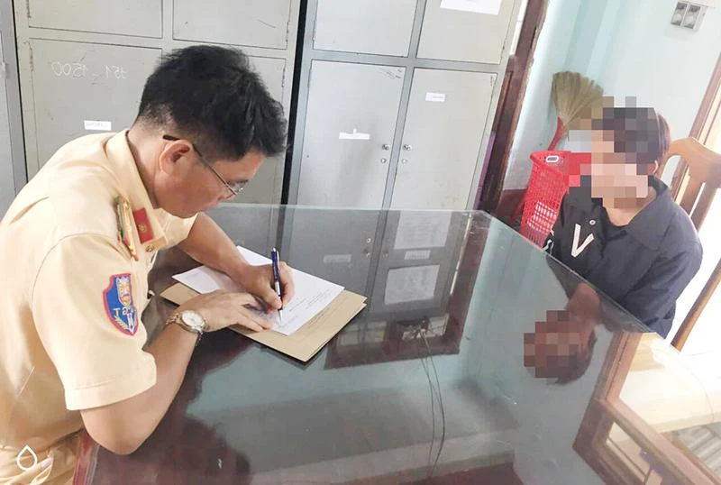 Công an huyện Kbang làm việc với PQH. Ảnh: CA