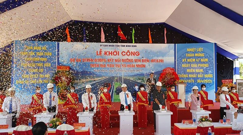 Khởi công dự án đường kết nối với đường ven biển trên địa bàn thị xã Hoài Nhơn. Ảnh: TẤN LỘC