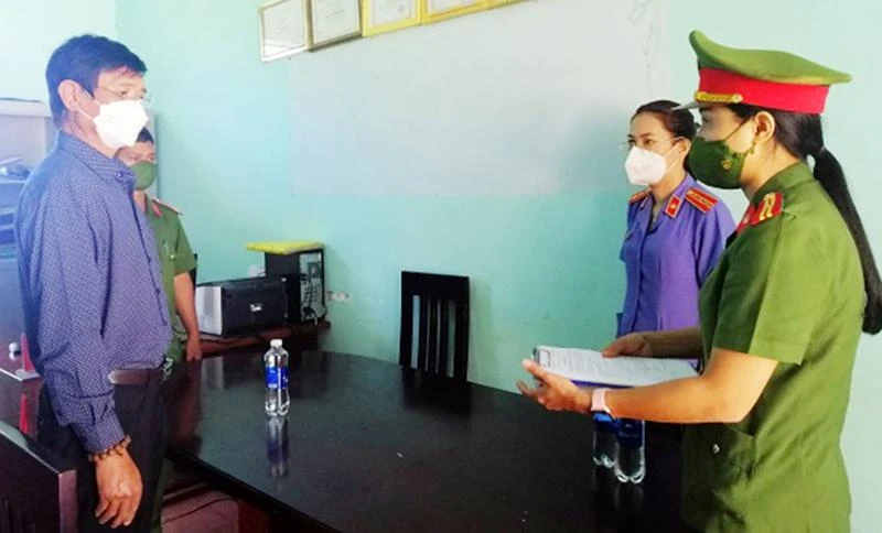 Cơ quan CSĐT Công an tỉnh Gia Lai tống đạt quyết định khởi tố bị can đối với ông Phan Trung Tường. Ảnh: CA