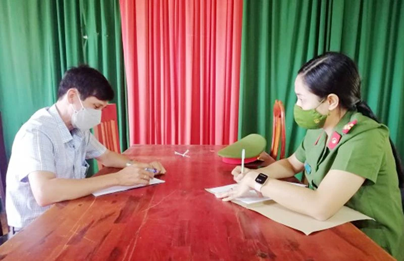 Cơ quan CSĐT Công an tỉnh Gia Lai làm việc với Chu Sỹ Mởn. Ảnh: CÔNG AN GIA LAI