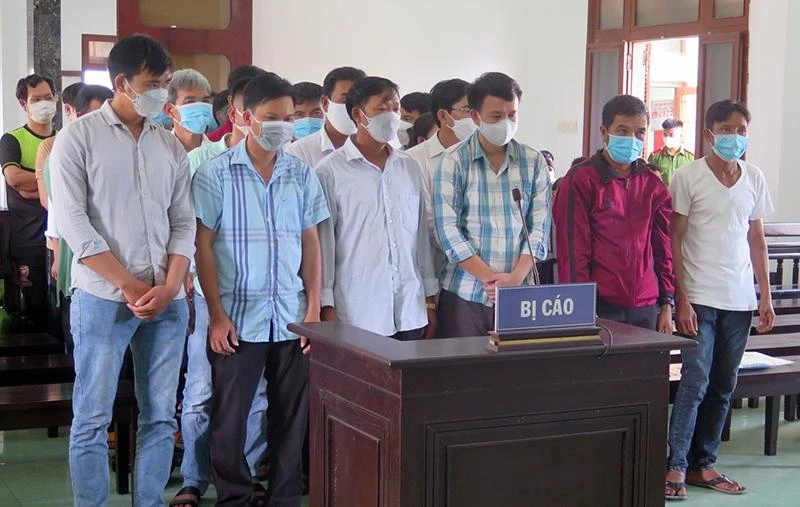 Các bị cáo nghe tòa tuyên án. Ảnh: VŨ XUÂN