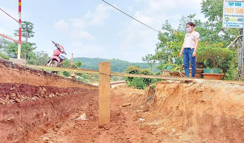 Người dân xã Bình Giáo, huyện Chư Prông phải bắc cầu tạm để ra đường. Ảnh: LK. Người dân xã Bình Giáo, huyện Chư Prông phải bắc cầu tạm để ra đường. Ảnh: LK.