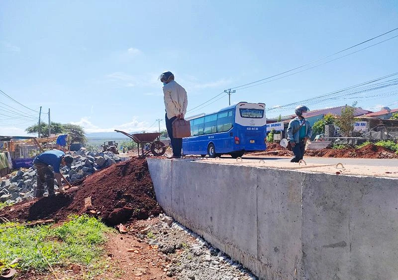 Thi công nâng cấp quốc lộ 19 đoạn qua xã Tân Bình, huyện Đắk Đoa quá cao, ảnh hưởng đi lại của người dân. Ảnh: LK. Thi công nâng cấp quốc lộ 19 đoạn qua xã Tân Bình, huyện Đắk Đoa quá cao, ảnh hưởng đi lại của người dân. Ảnh: LK.