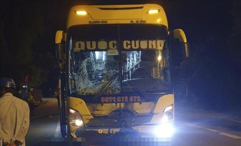 Chiếc xe khách tông vào mô tô chở ba. Ảnh: CA