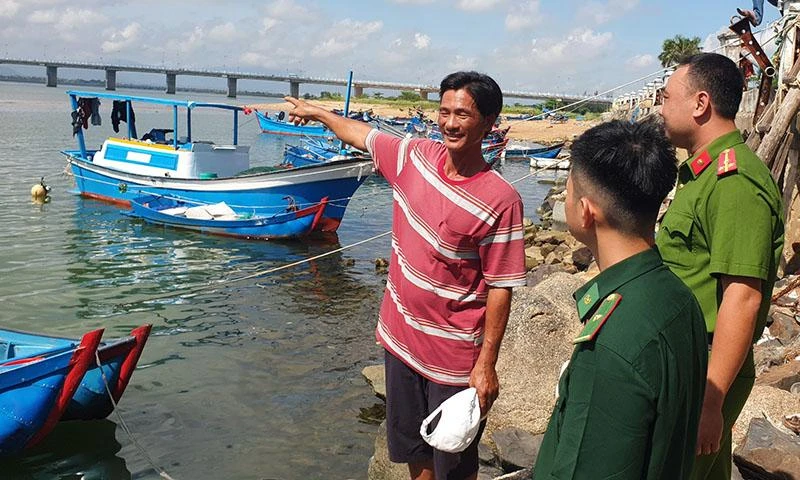 Ông Lê Thanh Ngọc chỉ khu vực ông đã kịp thời cứu sống người tự tử. Ảnh: HÒA HIỆP