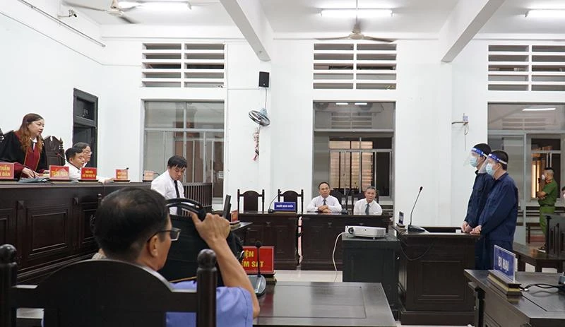 Hai bị cáo bị xét xử tội giết người. Ảnh: HUỲNH HẢI