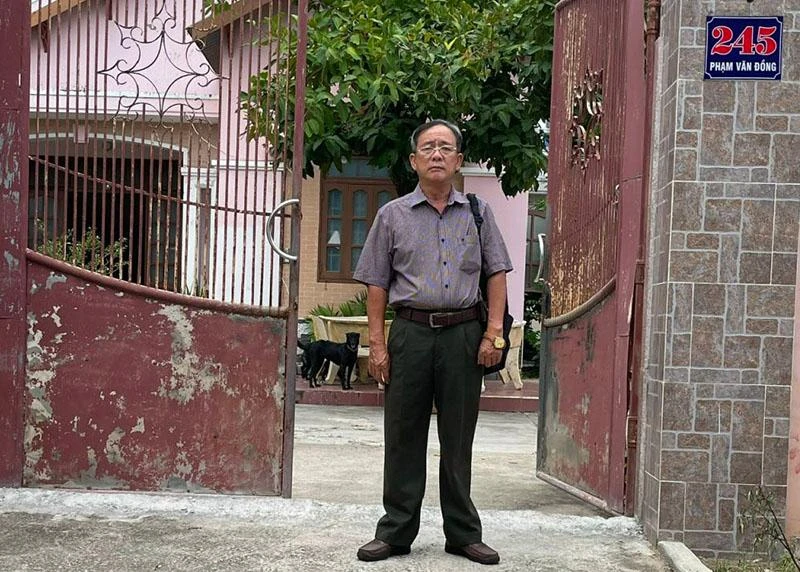 Ông Phạm Văn Tuân trước khu đất bị thu hồi sai quy định. Ảnh: ĐH