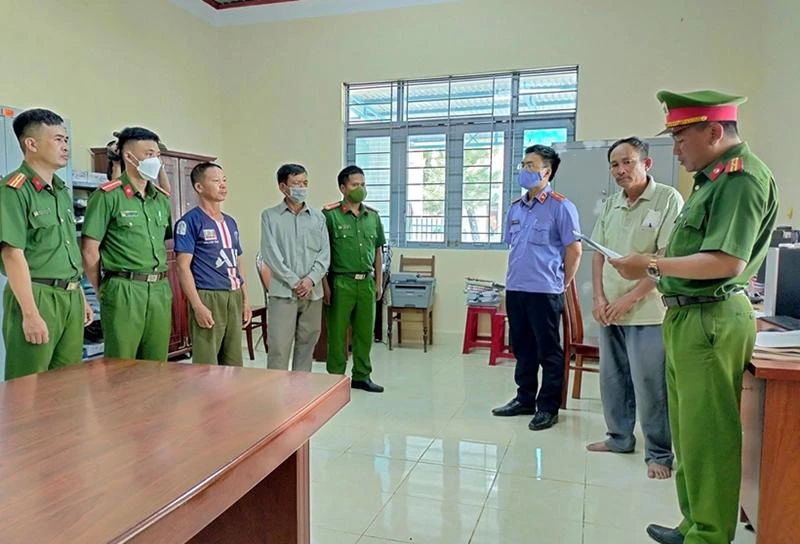 Cơ quan CSĐT Công an tỉnh Đắk Lắk tống đạt quyết định khởi tố các bị can. Ảnh: VKSND TỈNH ĐẮK LẮK