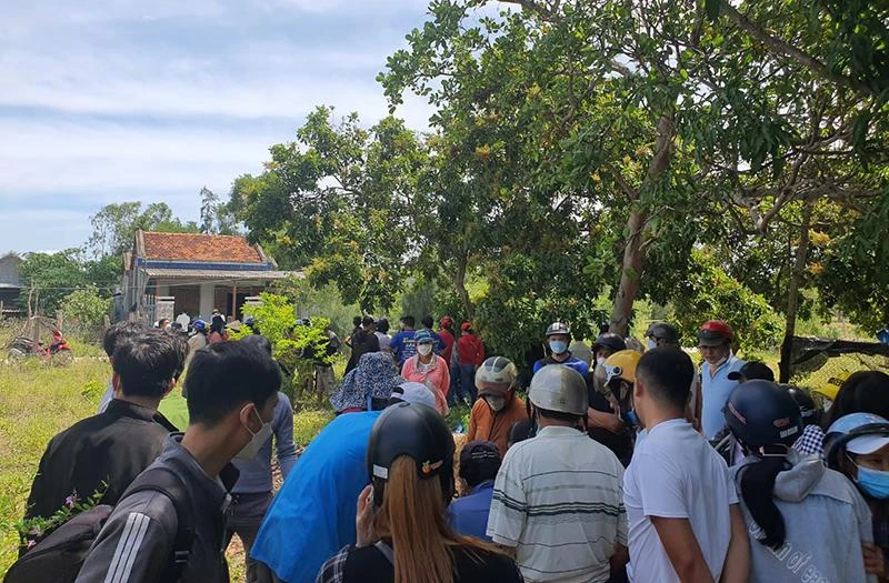 Người dân địa phương bàng hoàng trước căn nhà có ba người bị sát hại. Ảnh: TL