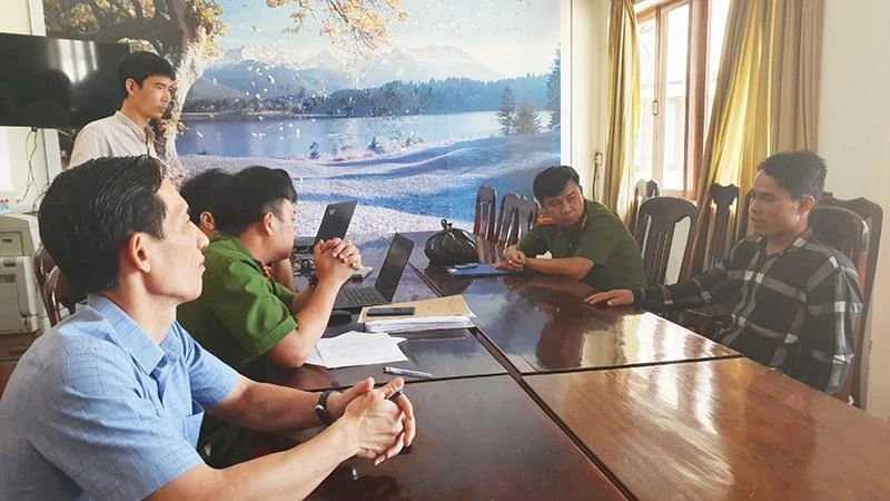 Cơ quan điều tra lấy lời khai Đoàn Minh Hải. Ảnh: TẤN LỘC