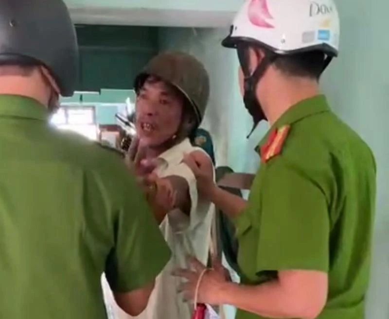 Lực lượng công an khống chế đưa Hoàng về trụ sở công an làm việc. Ảnh: CA