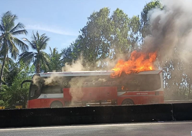 Chiếc xe bốc cháy khi đang chạy. Ảnh: V.PHONG