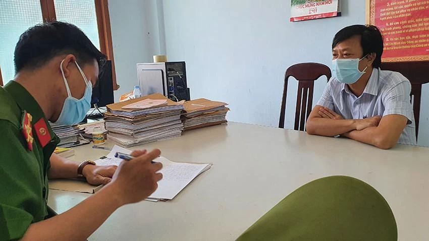 Cơ quan điều tra tống đạt quyết định khởi tố ông Ngô Quang Phú, cựu Phó giám đốc Sở TN&amp;MT. Ảnh: TẤN LỘC