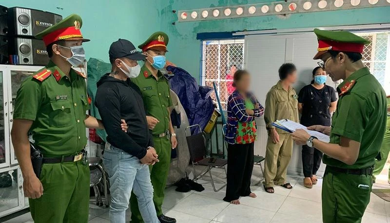 Công an TP Tuy Hòa thực hiện lệnh bắt tạm giam đối với Dương Văn Toàn. Ảnh: CA