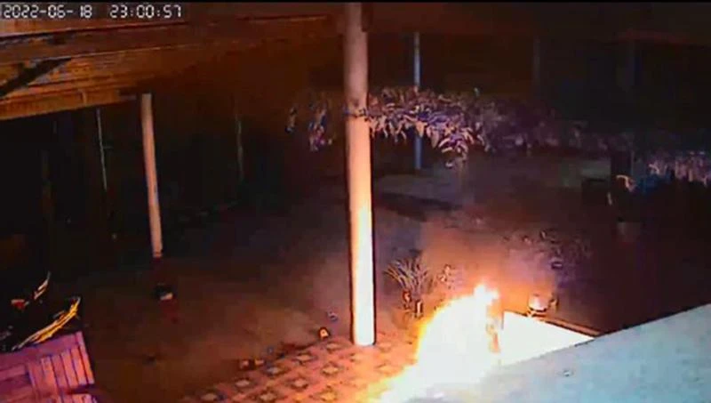 Chai bom xăng gây cháy nổ tại nhà ông Thành. Ảnh cắt từ clip