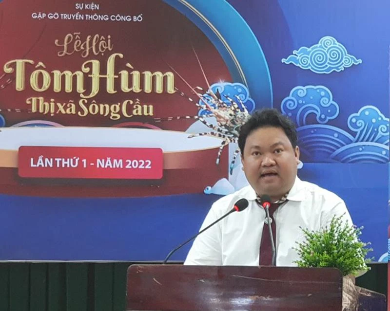 Ông Phan Trần Vạn Huy, Chủ tịch UBND thị xã Sông Cầu, thông tin về lễ hội tôm hùm. Ảnh: TẤN LỘC