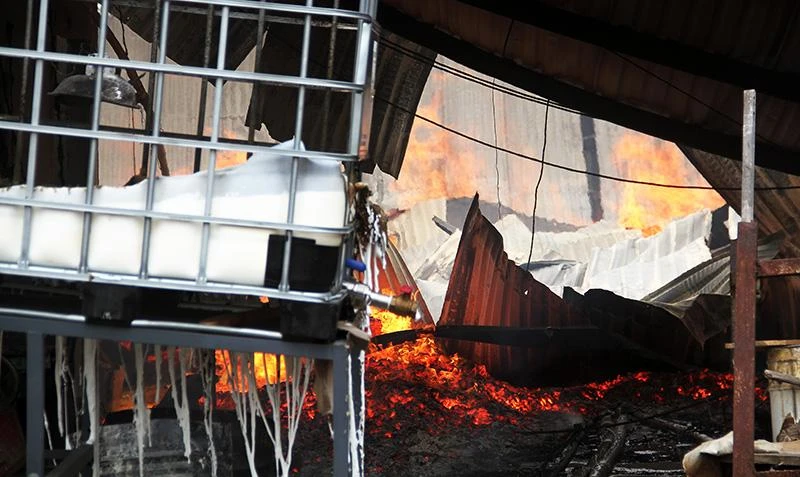 Đám cháy lan nhanh, bùng lên dữ dội. Ảnh: NO Đám cháy lan nhanh, bùng lên dữ dội. Ảnh: NO