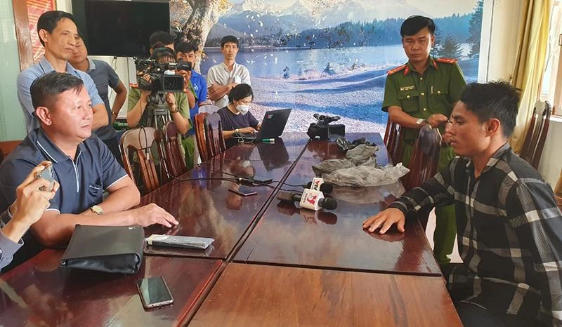 Công an khai thác Đoàn Minh Hải sau khi bắt giữ. Ảnh: TẤN LỘC