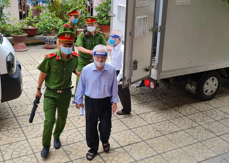 Ông Đào Công Thiên, cựu Phó Chủ tịch UBND tỉnh Khánh Hòa bị dẫn giải đến phiên tòa hồi tháng 4-2022. Ảnh: LÊ HIỀN